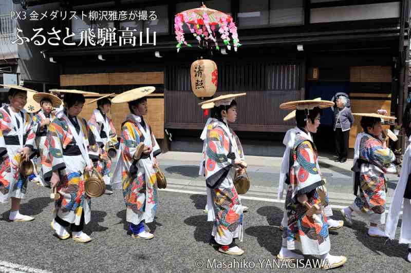 春の高山祭（山王祭）の観光写真です　撮影・柳沢雅彦